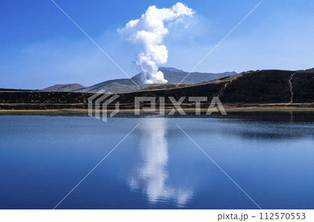 草千里ヶ浜の池に映る中岳の噴煙 草千里ヶ浜の池に映る中岳の噴煙 112570553