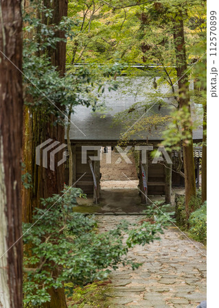 日本　滋賀県東近江市にある湖東三山の一つ、百済寺の仁王門 112570899