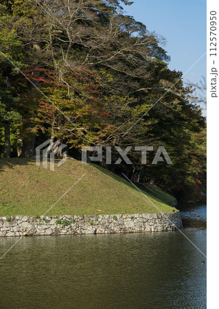 日本 滋賀県彦根市にある彦根城の外堀と紅葉 日本 滋賀県彦根市にある彦根城の外堀と紅葉 112570950