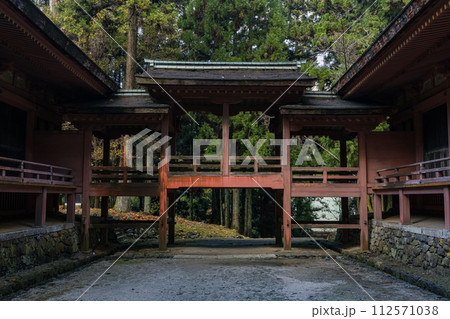 日本　滋賀県大津市にある延暦寺の西塔の法華堂と常行堂の渡り廊下 112571038