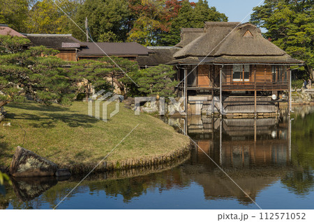 日本　滋賀県彦根市の彦根城のお堀沿いに作られた大名庭園、玄宮園の臨池閣と魚躍沼 112571052