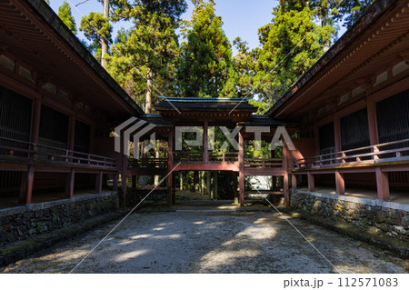 日本 滋賀県大津市にある延暦寺の西塔の法華堂と常行堂の渡り廊下 日本 滋賀県大津市にある延暦寺の西塔の法華堂と常行堂の渡り廊下 112571083