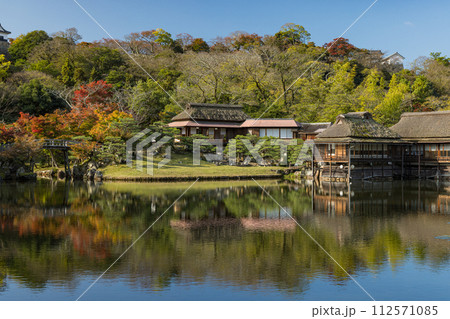 日本 滋賀県彦根市の大名庭園、玄宮園の臨池閣と魚躍沼と彦根城の天守閣 日本 滋賀県彦根市の大名庭園、玄宮園の臨池閣と魚躍沼と彦根城の天守閣 112571085