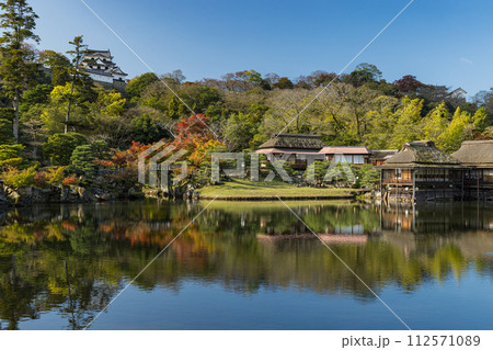 日本 滋賀県彦根市の大名庭園、玄宮園の臨池閣と魚躍沼と彦根城の天守閣 日本 滋賀県彦根市の大名庭園、玄宮園の臨池閣と魚躍沼と彦根城の天守閣 112571089