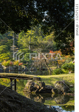 日本 滋賀県彦根市の大名庭園、玄宮園の魚躍沼と鶴鳴渚 日本 滋賀県彦根市の大名庭園、玄宮園の魚躍沼と鶴鳴渚 112571121