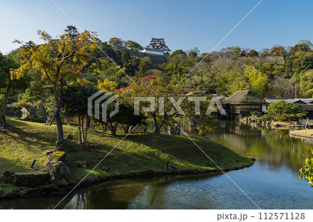 日本 滋賀県彦根市の大名庭園、玄宮園の魚躍沼と鶴鳴渚と彦根城の天守閣 日本 滋賀県彦根市の大名庭園、玄宮園の魚躍沼と鶴鳴渚と彦根城の天守閣 112571128