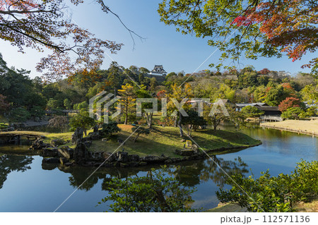 日本 滋賀県彦根市の大名庭園、玄宮園の魚躍沼と鶴鳴渚と彦根城の天守閣 日本 滋賀県彦根市の大名庭園、玄宮園の魚躍沼と鶴鳴渚と彦根城の天守閣 112571136