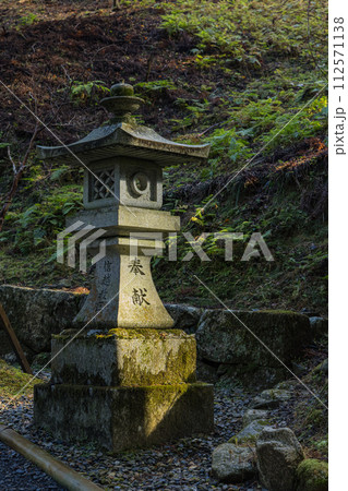 日本 滋賀県大津市にある延暦寺の西塔の境内の灯籠 日本 滋賀県大津市にある延暦寺の西塔の境内の灯籠 112571138