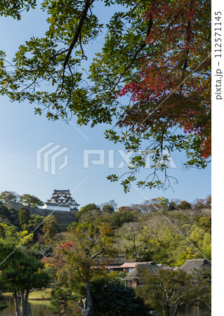 日本 滋賀県彦根市の大名庭園、玄宮園の紅葉と彦根城の天守閣 日本 滋賀県彦根市の大名庭園、玄宮園の紅葉と彦根城の天守閣 112571145