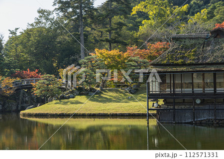 日本　滋賀県彦根市の彦根城のお堀沿いに作られた大名庭園、玄宮園の臨池閣と魚躍沼 112571331