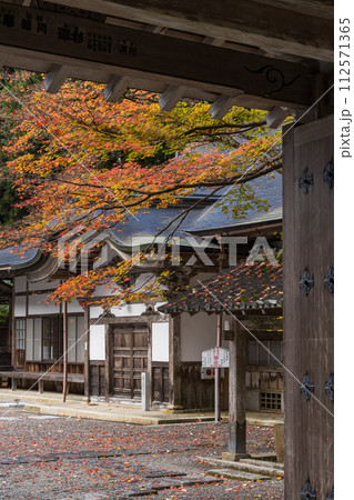 日本 滋賀県大津市にある延暦寺の横川の元三大師堂と紅葉 日本 滋賀県大津市にある延暦寺の横川の元三大師堂と紅葉 112571365