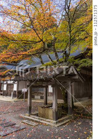 日本　滋賀県大津市にある延暦寺の横川の元三大師堂と紅葉 112571375