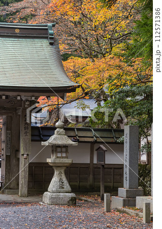 日本 滋賀県大津市にある延暦寺の横川の元三大師堂と紅葉 日本 滋賀県大津市にある延暦寺の横川の元三大師堂と紅葉 112571386