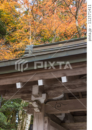 日本 滋賀県大津市にある延暦寺の横川の元三大師堂と紅葉 日本 滋賀県大津市にある延暦寺の横川の元三大師堂と紅葉 112571411
