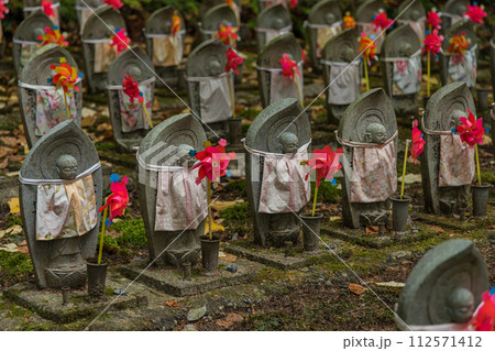 日本　滋賀県愛知郡愛荘町にある湖東三山の一つ、金剛輪寺の千体地蔵 112571412