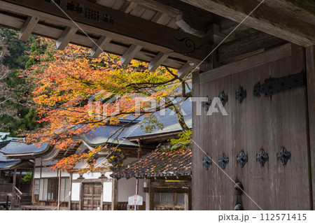 日本 滋賀県大津市にある延暦寺の横川の元三大師堂と紅葉 日本 滋賀県大津市にある延暦寺の横川の元三大師堂と紅葉 112571415