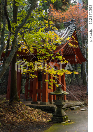 日本 滋賀県大津市にある延暦寺の横川の横川鐘楼 日本 滋賀県大津市にある延暦寺の横川の横川鐘楼 112571592