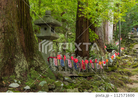 日本 滋賀県愛知郡愛荘町にある湖東三山の一つ、金剛輪寺の参道沿いに並ぶ地蔵 日本 滋賀県愛知郡愛荘町にある湖東三山の一つ、金剛輪寺の参道沿いに並ぶ地蔵 112571600