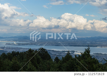 日本 滋賀県大津市の比叡山ドライブウェイ沿いにあるびわ湖展望台からの琵琶湖と街並み 日本 滋賀県大津市の比叡山ドライブウェイ沿いにあるびわ湖展望台からの琵琶湖と街並み 112571619