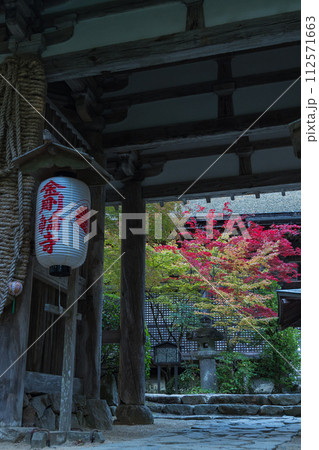 日本　滋賀県愛知郡愛荘町にある湖東三山の一つ、金剛輪寺の二天門と紅葉 112571663