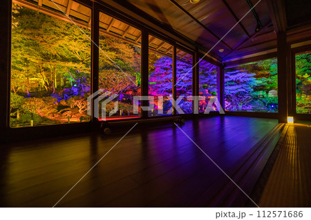 日本 滋賀県大津市にあるカラフルにライトアップされた旧竹林院の日本庭園 日本 滋賀県大津市にあるカラフルにライトアップされた旧竹林院の日本庭園 112571686