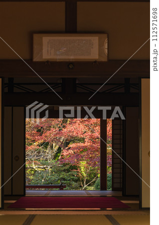 日本　滋賀県愛知郡愛荘町にある湖東三山の一つ、金剛輪寺の明寿院から見える紅葉 112571698