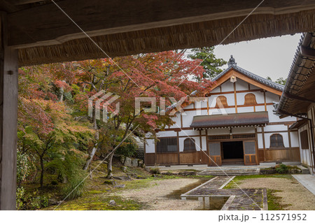 日本 滋賀県東近江市にある永源寺の僧堂と紅葉 日本 滋賀県東近江市にある永源寺の僧堂と紅葉 112571952