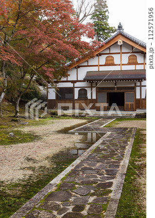 日本 滋賀県東近江市にある永源寺の僧堂と紅葉 日本 滋賀県東近江市にある永源寺の僧堂と紅葉 112571956