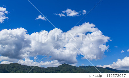 真夏の山頂に流れるたくさんの雲 真夏の山頂に流れるたくさんの雲 112572057