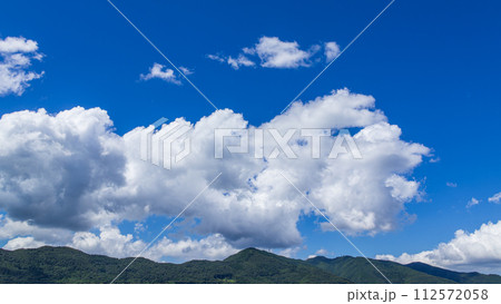 真夏の山頂に流れるたくさんの雲 真夏の山頂に流れるたくさんの雲 112572058