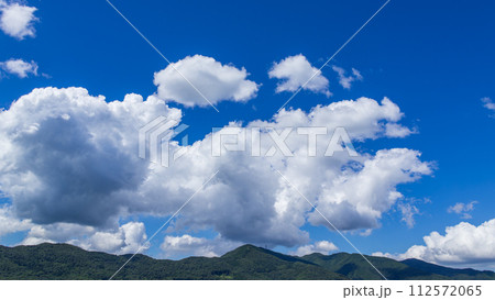 真夏の山頂に流れるたくさんの雲 真夏の山頂に流れるたくさんの雲 112572065