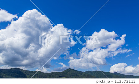 真夏の山頂に流れるたくさんの雲 真夏の山頂に流れるたくさんの雲 112572113