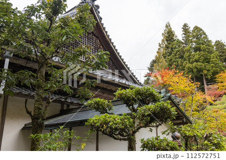 日本　滋賀県東近江市にある湖東三山の一つ、百済寺の本坊喜見院と紅葉 112572751