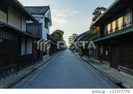 日本 滋賀県近江八幡市にある新町通りの近江商人の町並み 日本 滋賀県近江八幡市にある新町通りの近江商人の町並み 112572770