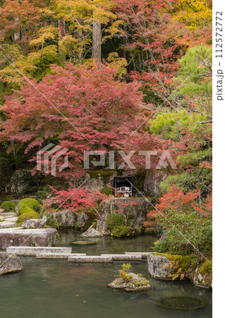 日本　滋賀県東近江市にある湖東三山の一つ、百済寺の本坊喜見院から見える本坊庭園と紅葉 112572772