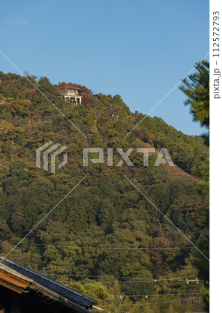 日本 滋賀県近江八幡市にある新町通りから見える八幡山 日本 滋賀県近江八幡市にある新町通りから見える八幡山 112572793