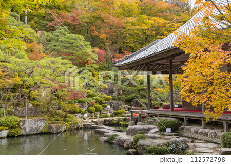 日本 滋賀県東近江市にある湖東三山の一つ、百済寺の本坊喜見院と本坊庭園の紅葉 日本 滋賀県東近江市にある湖東三山の一つ、百済寺の本坊喜見院と本坊庭園の紅葉 112572798
