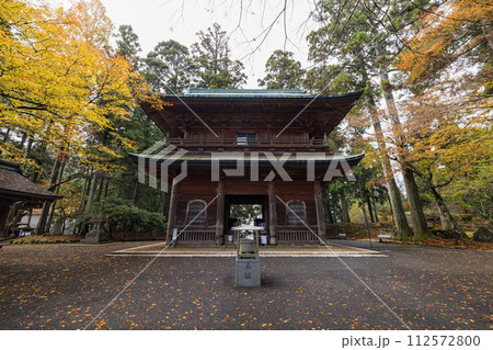 日本　滋賀県大津市にある延暦寺の東塔の文殊楼と紅葉 112572800