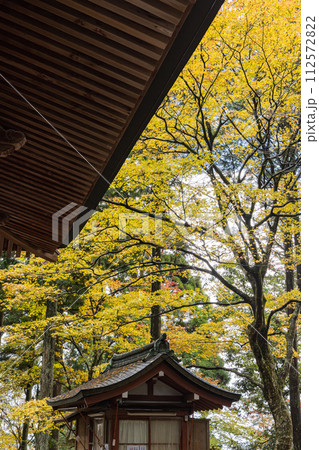 日本　滋賀県大津市にある延暦寺の東塔の文殊楼と紅葉 112572822