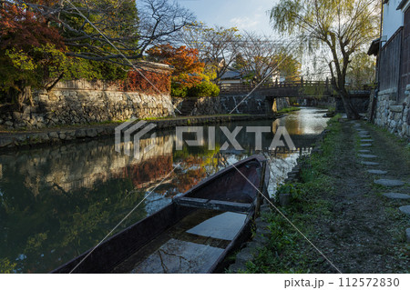 日本　滋賀県近江八幡市にある八幡堀沿いの町並み 112572830