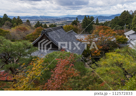 日本　滋賀県東近江市にある湖東三山の一つ、百済寺の本坊庭園の遠望台から見える本坊喜見院と紅葉 112572833