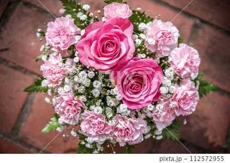 薔薇とカーネーションの花束 112572955
