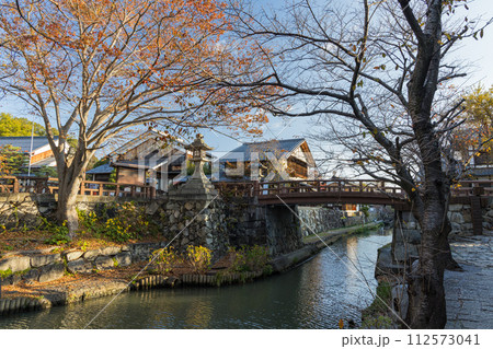 日本　滋賀県近江八幡市にある八幡堀沿いの町並みと白雲橋 112573041