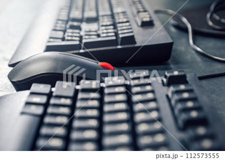Mouse with scrolling wheel between keyboards Mouse with scrolling wheel between keyboards 112573555