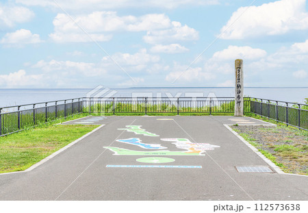 北海道根室市　本土最東端　夏の納沙布岬　納沙布岬の碑と霞がかかった周辺の景色 112573638