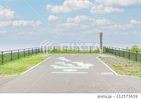 北海道根室市　本土最東端　夏の納沙布岬　納沙布岬の碑と霞がかかった周辺の景色 112573639