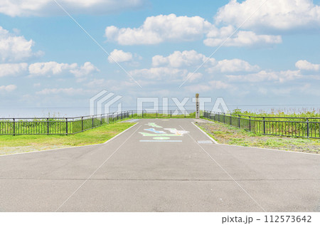 北海道根室市　本土最東端　夏の納沙布岬　納沙布岬の碑と霞がかかった周辺の景色 112573642