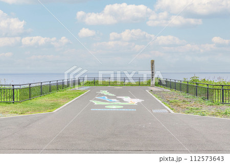北海道根室市 本土最東端 夏の納沙布岬 納沙布岬の碑と霞がかかった周辺の景色 北海道根室市 本土最東端 夏の納沙布岬 納沙布岬の碑と霞がかかった周辺の景色 112573643