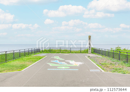 北海道根室市　本土最東端　夏の納沙布岬　納沙布岬の碑と霞がかかった周辺の景色 112573644