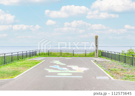 北海道根室市　本土最東端　夏の納沙布岬　納沙布岬の碑と霞がかかった周辺の景色 112573645